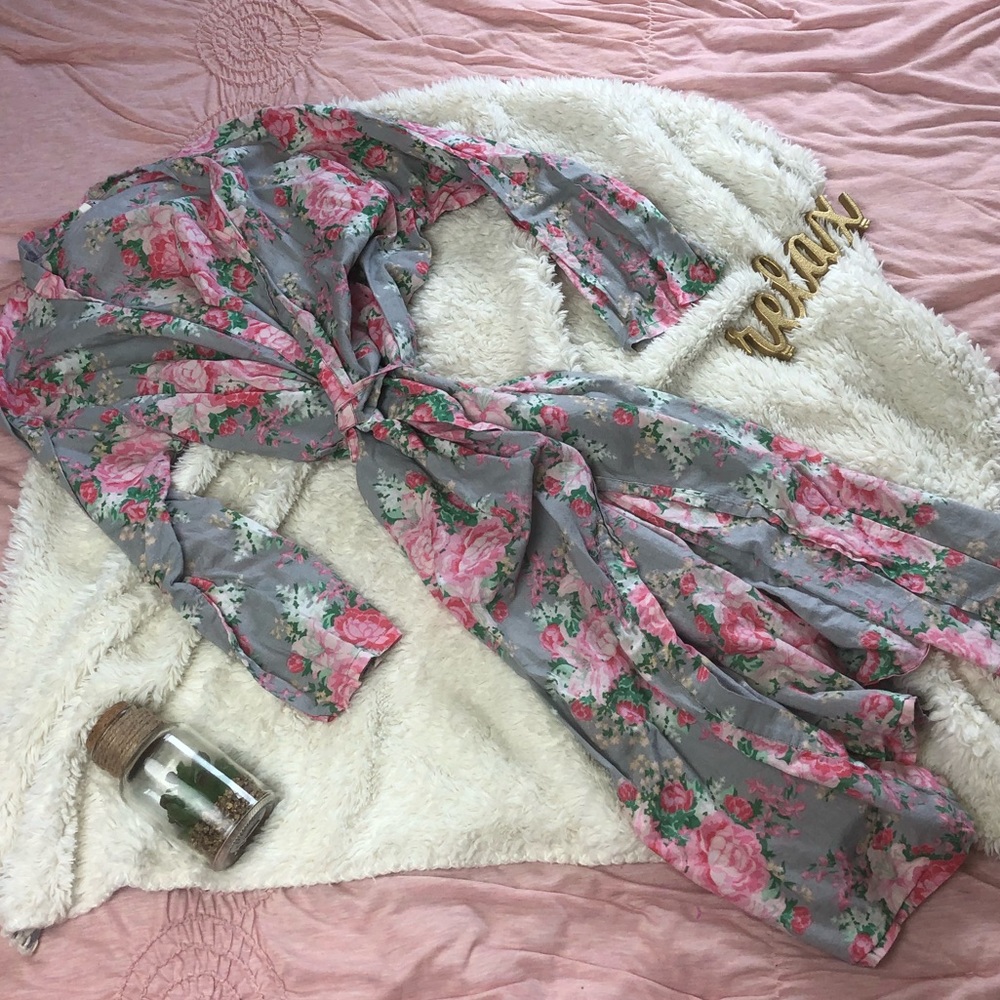 4/25 sale The Paisley Box grey floral robe